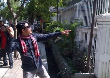 Gugat UU Minerba, Kantor PT Newmont Dilempari Telur Busuk