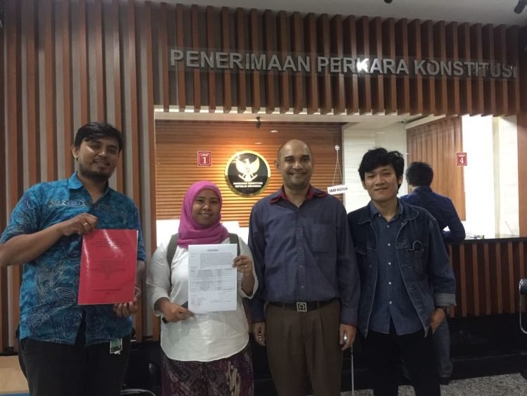 Proses penyerahan permohonan uji materi UU Perjanjian Internasional.