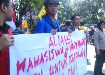 Aliansi Mahasiswa & Masyarakat di Solo Berunjuk Rasa Menolak Perjanjian Ekonomi Indonesia-Uni Eropa