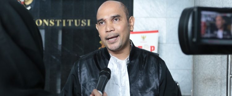 Henry David Oliver selaku kuasa hukum pemohon saat wawancara media elektronik usai persidangan perkara uji materi UU Perjanjian International, Selasa (6/3) di Gedung MK. Foto Humas/Ifa.