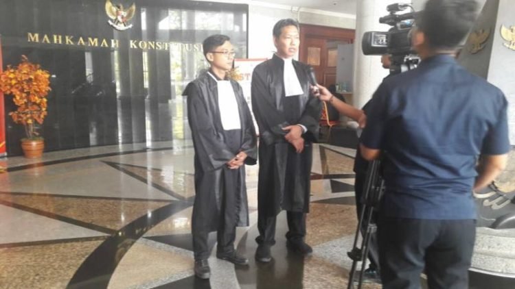 Kuasa hukum pemohon  saat wawancara dengan media elektronik  pada persidangan perkara uji materi UU Perjanjian International, Kamis (5/4) di Gedung MK. /Doc. Istimewa