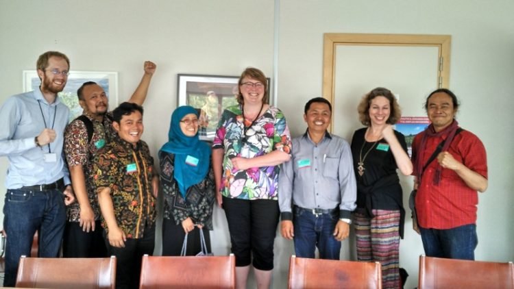 The Indonesian civil society delegation also met with several MEPs, including GUE NGL’s Anne Marie Mineur, who is also a member of the European Parliament’s Committee on International Trade. / Bart-Jaap Verbeek-SOMO