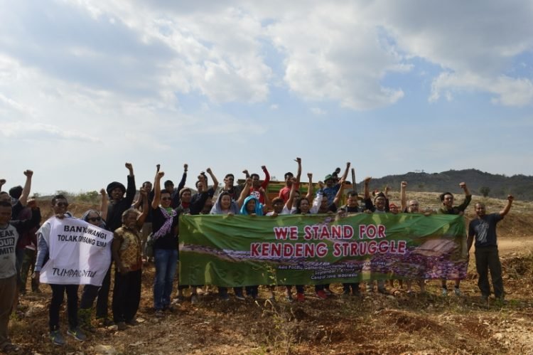 Pembentangan spanduk dukungan di lokasi penambangan semen di Kendeng