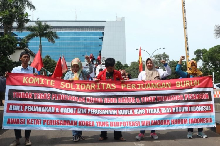 Aksi buruh korban investor Korea Selatan di Kementerian ketenagakerjaan RI (20/3). Doc.IGJ