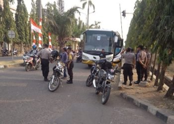 Polisi dan TNI Adang Massa Aksi GEBRAK Menuju Gedung DPR/MPR