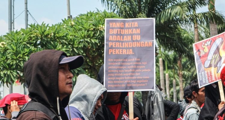 Aksi Kesatuan Perjuangan Rakyat (KPR) menolak revisi UU Ketenagakerjaan  di depan gedung DPR RI 22 Agustus 2019. Foto: IGJ