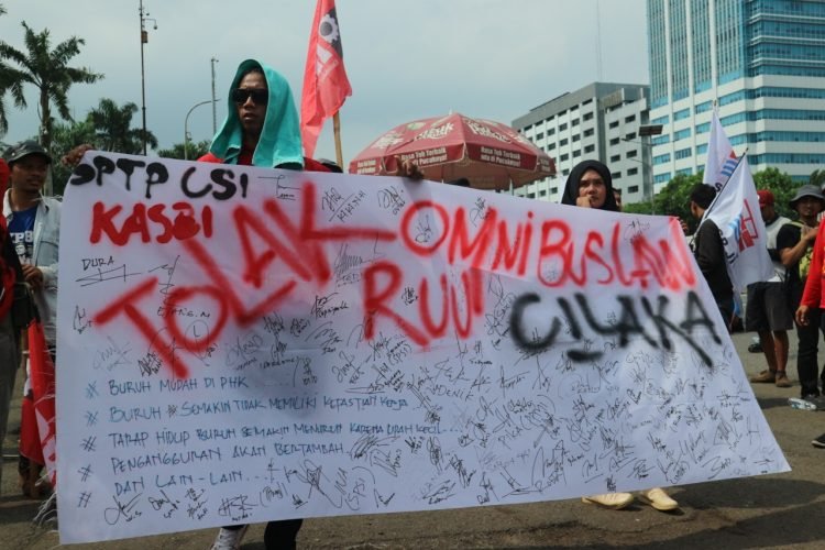 Aksi Aliansi Buruh Tolak Omnibus Law di depan gedung DPR RI, 13 Januari 2020 (Doc.IGJ)