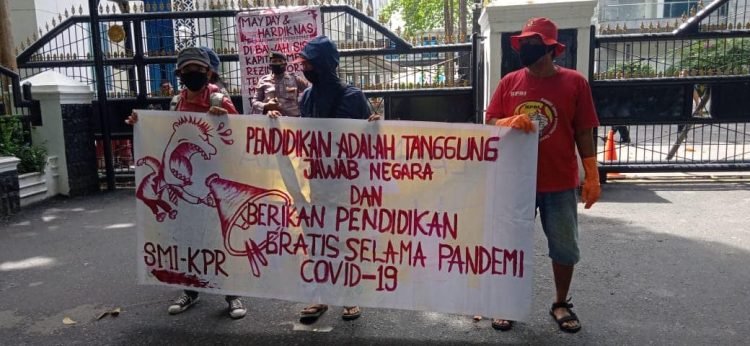 Aksi Serikat Mahasiswa Indonesia dan Kesatuan Perjuangan Rakyat.

Photo Doc: Kesatuan Perjuangan Rakyat