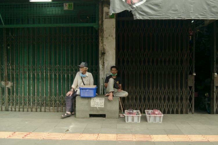 Hidup harus terus berjalan, pedagang kecil tetap berjualan di masa pandemi Covid 19-Photo by Rio Lecatompessy on Unsplash