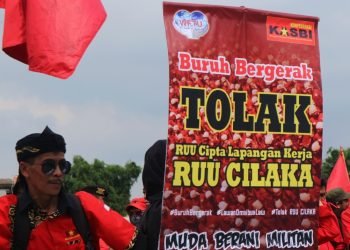 Humanitarian Crisis at the Parliament, Stop Discussing the Omnibus Law and Capital City Transfer, Amid the Covid-19 Crisis.